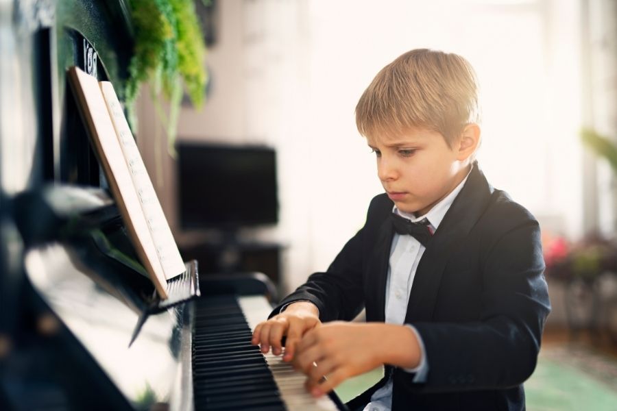 Trẻ em biết chơi đàn piano từ sớm có tốt không?