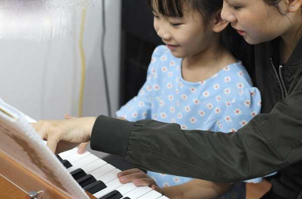 Trẻ em biết chơi đàn piano từ sớm có tốt không?