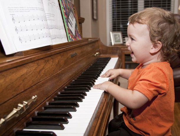 Tuyển Sinh Piano Hè Tháng 8 – Món Quà Ý Nghĩa Dành Cho Trẻ Em 2 co nen cho be trai hoc dan piano hay khong