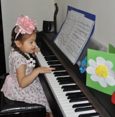 de tre luon yeu thich hoc dan piano3